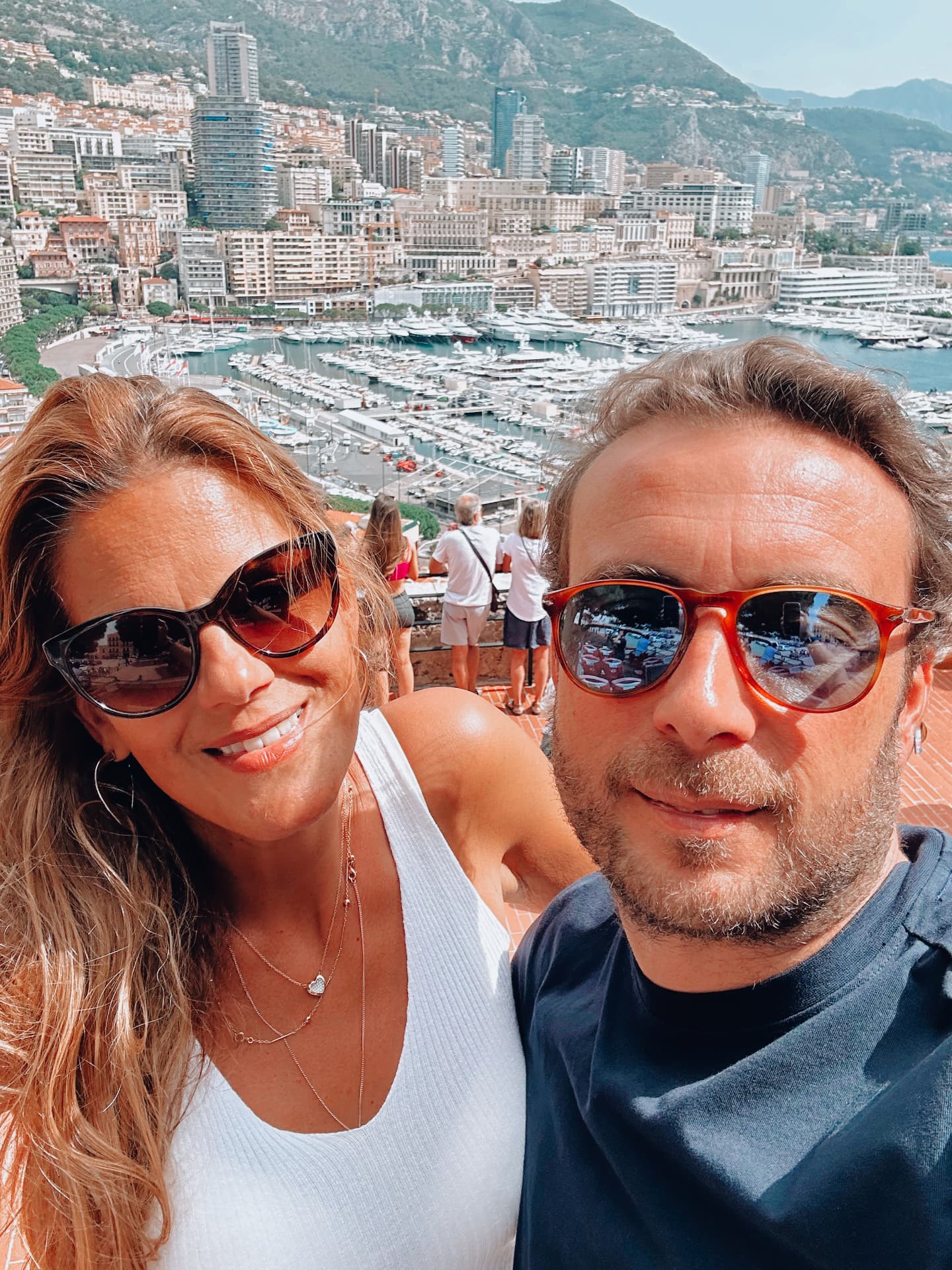 Vista de um porto europeu com iates, representando recomendação de serviços de viagens e lifestyle